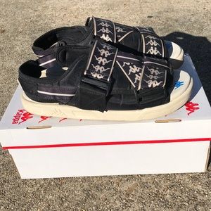 Slight yellowing at bottom but barley worn!